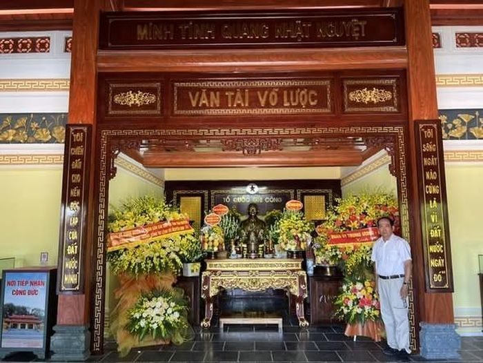 Thành Đô dâng hương tưởng niệm Đại tướng tại Nhà tưởng niệm Đại tướng Võ Nguyên Giáp, Khu di tích Quốc gia đặc biệt Đồi Phong tướng. Ảnh: Thành Đô.