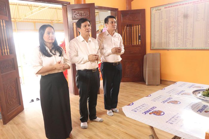Hai ảnh trên: Lãnh đạo xã Lộc Hà tặng hoa chúc mừng và thắp hương đền Hồng Thịnh ↵