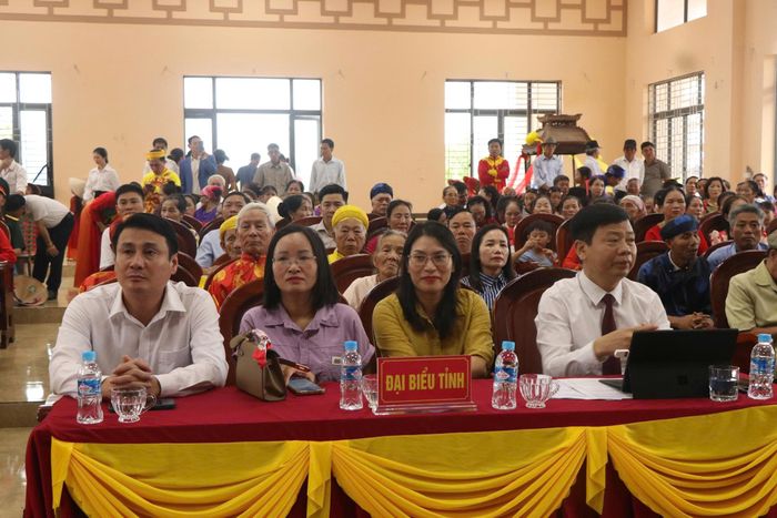 Quang cảnh đón nhận bằng di tích lích sử văn hóa cấp tỉnh Đền Trung Thịnh.↵