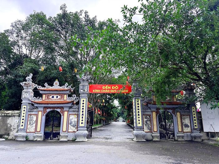 Cổng tam quan Đền Đô
