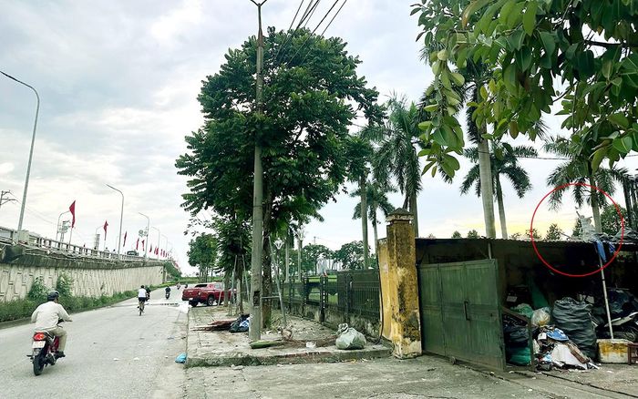Ngay cạnh tượng đài là khu vực thu gom rác, gây ảnh hưởng môi trường.