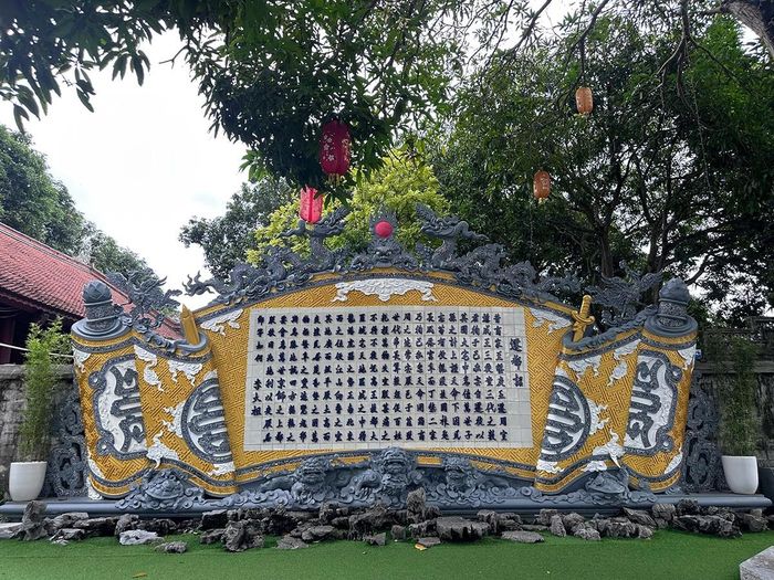 Chiếu rời đô trong khuôn viên Đền Đô