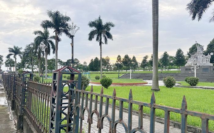 Hàng rào chắn khiến việc tiếp cận không gian càng thêm khó khăn