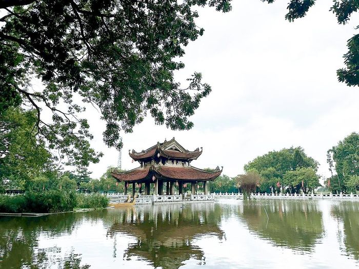 Nhà Thủy Đình trên Hồ bán nguyệt - Đền Đô