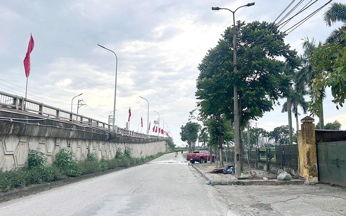 Đường dẫn, thành, taluy cầu Mỹ Độ che chắn không gian trước khuôn viên tượng đài