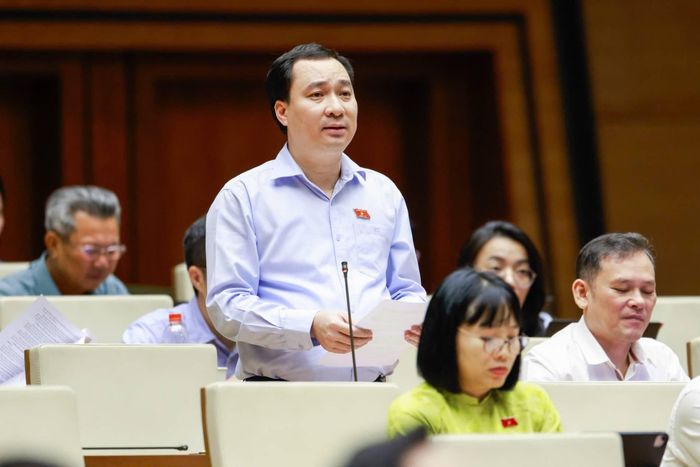 Theo đại biểu, nếu chỉ nhìn lấn biển như cách tạo thêm quỹ đất là chưa thấy hết bản chất vấn đề. Đây thực chất là sự can thiệp trực tiếp vào cấu trúc tự nhiên của vùng bờ, làm biến đổi địa hình, dòng chảy, quá trình xói lở và toàn bộ hệ sinh thái. Tác động môi trường của một dự án hoàn toàn có thể vượt ra khỏi ranh giới hành chính của một địa phương.