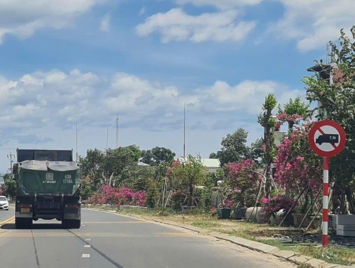 Nhiều xe vận chuyển vật liệu vẫn vô tư vượt đường cấm trong giờ cao điểm