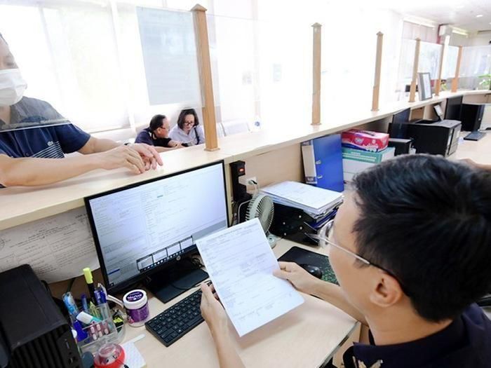 Công chức Hải quan hướng dẫn doanh nghiệp thực hiện thủ tục trên môi trường điện tử, góp phần rút ngắn thời gian và giảm chi phí tuân thủ.