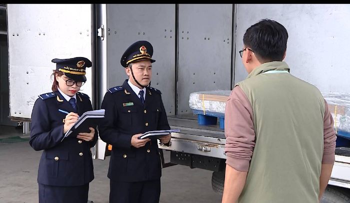 Công chức Hải quan kiểm tra, giám sát hàng hóa tại khu vực sân bay Nội Bài, góp phần ngăn hàng hóa vi phạm thâm nhập thị trường nội địa.