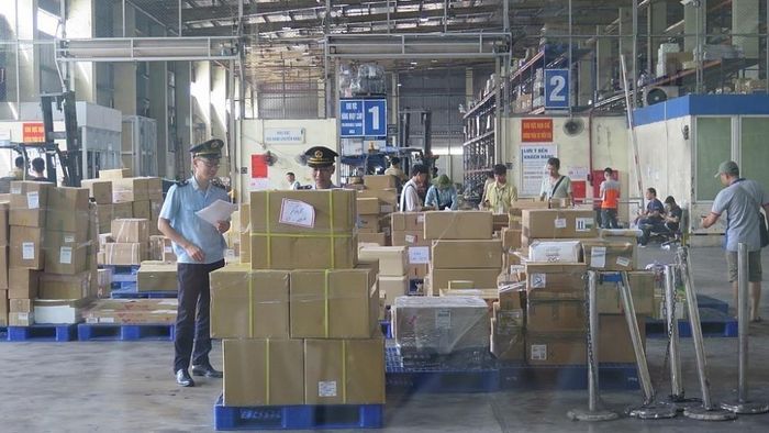 Tăng cường kiểm soát tại kho ngoại quan, chuyển phát nhanh và các địa bàn trọng điểm góp phần ngăn hàng hóa vi phạm thâm nhập thị trường nội địa.