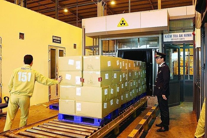 Công chức Hải quan kiểm tra hàng hóa tại khu vực sân bay Nội Bài, góp phần kiểm soát chặt hàng hóa ngay từ cửa khẩu.