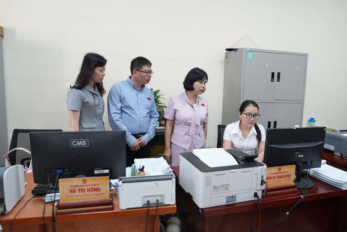 Ban Khoa học, Công nghệ và Môi trường HĐND thành phố Hà Nội làm việc với xã Ba Vì về tình hình thực hiện công tác chuyển đổi số trên địa bàn giai đoạn 2025 đến năm 2026. Ảnh: Thịnh An