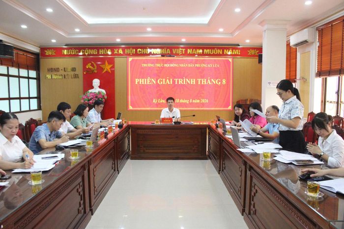 Thường trực HĐND phường Kỳ Lừa, Lạng Sơn tổ chức phiên giải trình Tháng 8 về việc triển khai thực hiện chỉ số đánh giá năng lực cạnh tranh (DDCI). Ảnh: Thúy Mười