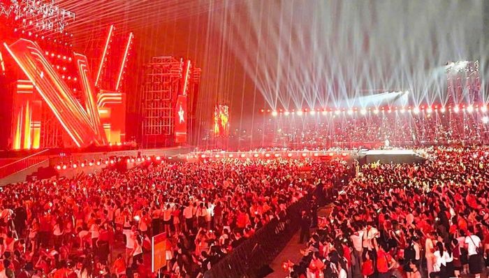 Hàng vạn trái tim hòa nhịp sắc đỏ tại concert “Tổ quốc trong tim”