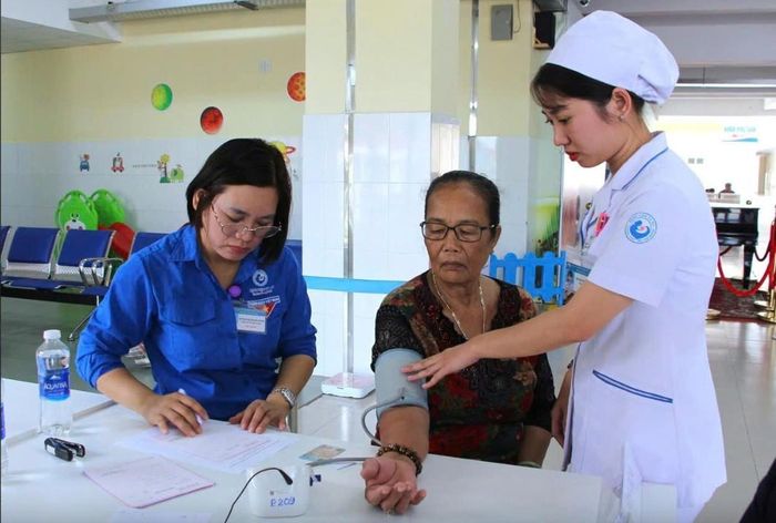 Bác sĩ Bệnh viện Từ Dũ cơ sở 2 thăm khám sức khoẻ miễn phí cho người dân tại xã Cần Giờ
