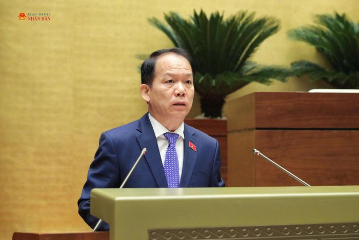 Bộ trưởng Bộ Tư pháp Hoàng Thanh Tùng trình bày tóm tắt Báo cáo tiếp thu, giải trình và chỉnh lý dự thảo Luật Hòa giải ở cơ sở (sửa đổi). Ảnh: Hồ Long