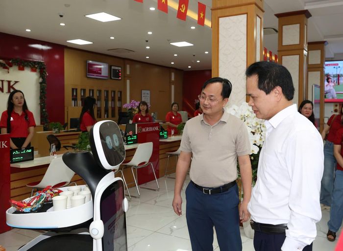 Robot dịch vụ do Naiscorp Robotics phát triển được triển khai tại ngân hàng Agribank