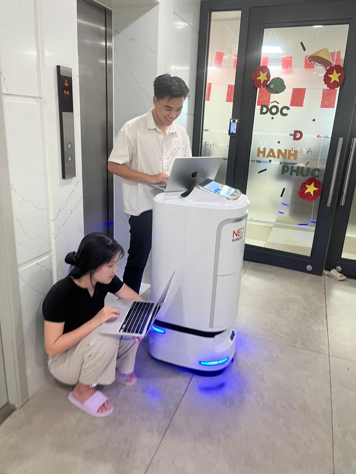 Đội ngũ kỹ sư Neo Robotics thử nghiệm kỹ năng của robot thang máy