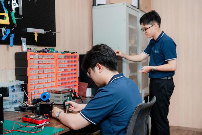 Kỹ sư của Naiscorp Robotics trong quá trình nghiên cứu, phát triển sản phẩm