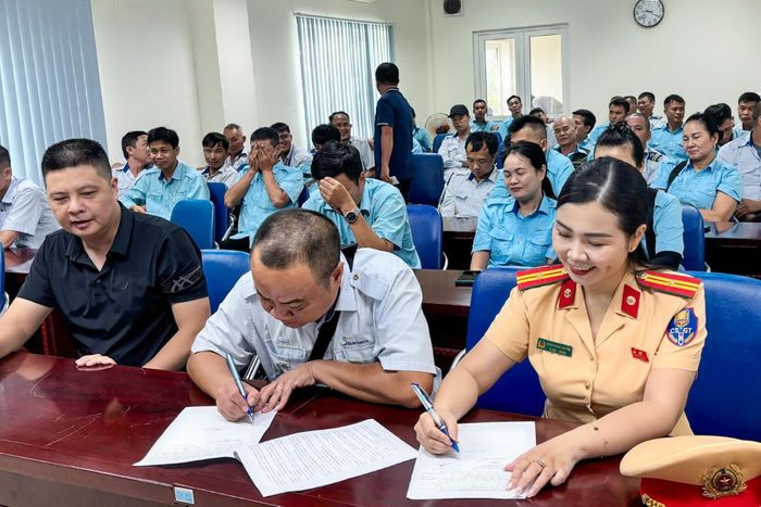 Đại diện Trung tâm và nhân viên dự hội nghị ký cam kết chấp hành, bảo đảm TTATGT