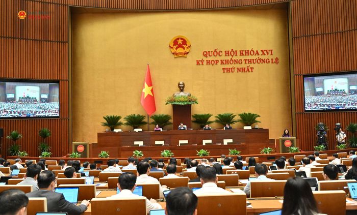 Bộ trưởng Bộ Văn hóa, Thể thao và Du lịch Lâm Thị Phương Thanh trình bày Báo cáo giải trình, tiếp thu, chỉnh lý dự thảo Luật. Ảnh: Quang Khánh