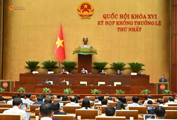 Bộ trưởng Bộ Xây dựng Trần Hồng Minh trình bày Báo cáo Tiếp thu, giải trình về dự án Luật. Ảnh: Quang Khánh