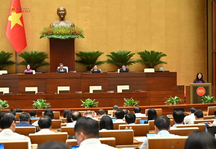 Bộ trưởng Bộ Văn hóa, Thể thao và Du lịch Lâm Thị Phương Thanh trình bày Báo cáo giải trình, tiếp thu, chỉnh lý dự thảo Nghị quyết. Ảnh: Quang Khánh