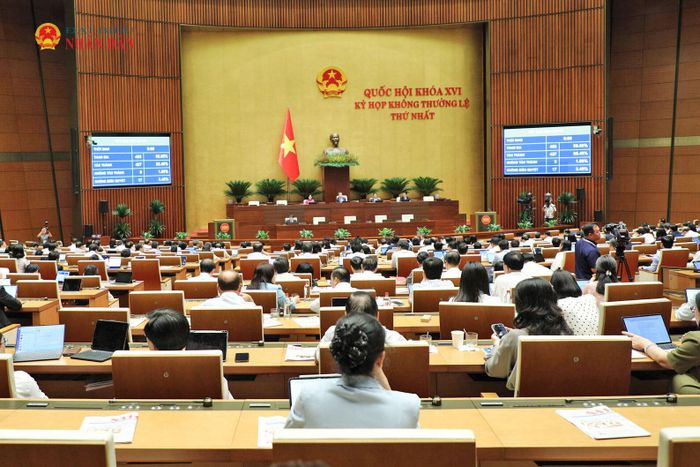 Quốc hội biểu quyết thông qua Nghị quyết của Quốc hội về việc di chuyển 2 di tích lịch sử - văn hóa trong phạm vi thực hiện Dự án đầu tư xây dựng tuyến đường kết nối Cảng hàng không quốc tế Gia Bình với Thủ đô Hà Nội. Ảnh: Quang Khánh
