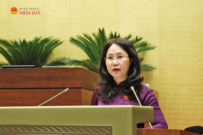 Bộ trưởng Bộ Văn hóa, Thể thao và Du lịch Lâm Thị Phương Thanh trình bày Báo cáo giải trình, tiếp thu, chỉnh lý dự thảo Nghị quyết. Ảnh: Quang Khánh