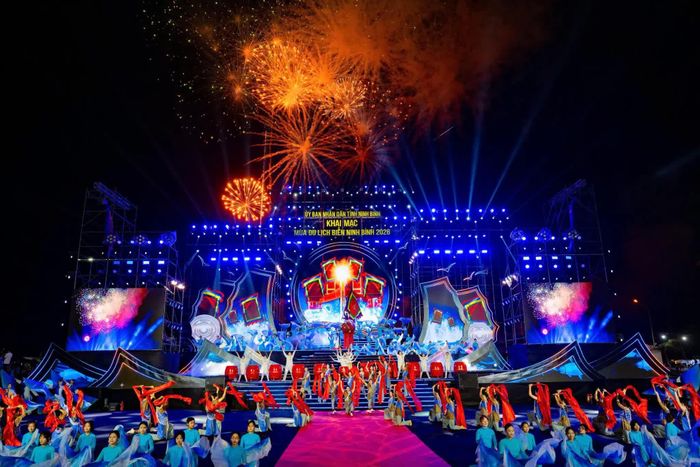 Chương trình khai mạc mùa du lịch biển 2026 với chủ đề "Ninh Bình - Từ non thiêng đến biển rộng". Ảnh: Ngọc Linh