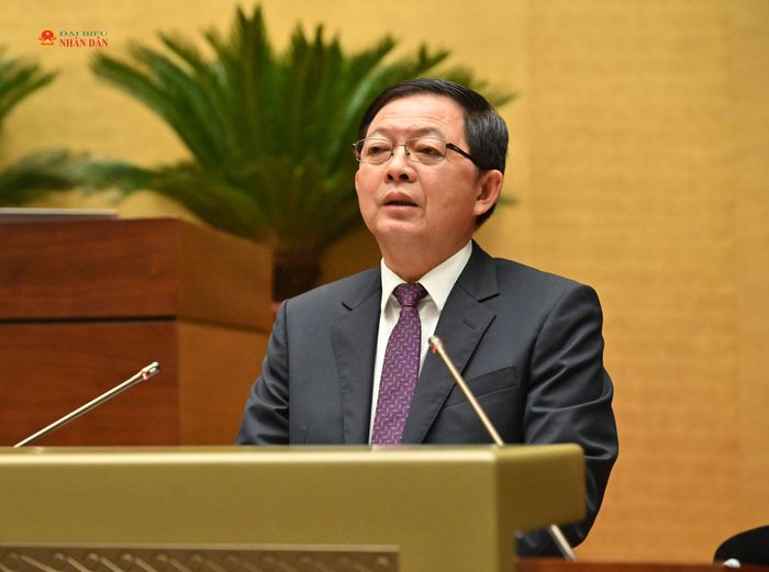 Phó Thủ tướng Chính phủ Hồ Quốc Dũng trình bày Báo cáo giải trình, tiếp thu, chỉnh lý dự thảo Luật. Ảnh: Quang Khánh