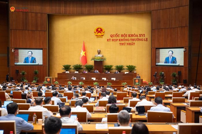 Phó Thủ tướng Chính phủ Hồ Quốc Dũng trình bày Báo cáo giải trình, tiếp thu, chỉnh lý dự thảo Luật sửa đổi, bổ sung một số điều của 10 luật có liên quan đến thủ tục hành chính, điều kiện kinh doanh trong lĩnh vực nông nghiệp và môi trường. Ảnh: Phạm Thắng