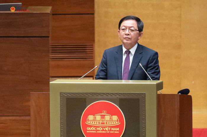 Phó Thủ tướng Chính phủ Hồ Quốc Dũng trình bày Báo cáo giải trình, tiếp thu, chỉnh lý dự thảo Luật sửa đổi, bổ sung một số điều của 10 luật có liên quan đến thủ tục hành chính, điều kiện kinh doanh trong lĩnh vực nông nghiệp và môi trường. Ảnh: Phạm Thắng