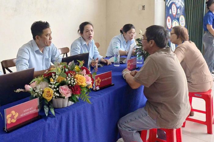 Cán bộ phường Đông Hưng Thuận bố trí tiếp nhận hồ sơ thủ tục hành chính tại các khu dân cư trên địa bàn