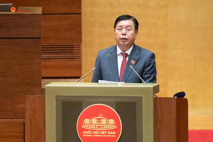 Bộ trưởng Bộ Nội vụ Nguyễn Tiến Hải trình bày tóm tắt Báo cáo tiếp thu, giải trình ý kiến của cơ quan thẩm tra, ý kiến của ĐBQH về dự án Luật sửa đổi, bổ sung một số điều của Luật Người lao động Việt Nam đi làm việc ở nước ngoài theo hợp đồng. Ảnh: Phạm Thắng