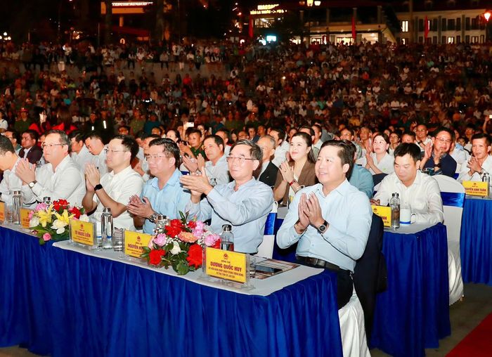Các đại biểu tham dự lễ khai mạc. Ảnh: UBND phường Sa Pa