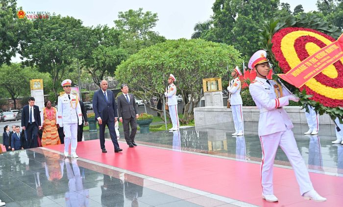 Chủ tịch Quốc hội Cộng hòa Bờ Biển Ngà Patrick Achi và Đoàn đại biểu cấp cao Quốc hội Cộng hòa Bờ Biển Ngà đặt vòng hoa tại Đài tưởng niệm các Anh hùng Liệt sĩ. Ảnh: Quang Khánh