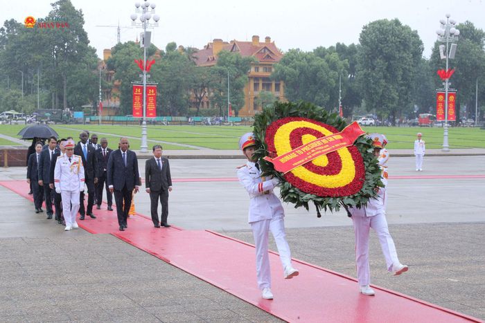 Chủ tịch Quốc hội Bờ Biển Ngà Patrick Achi và Đoàn đại biểu cấp cao Quốc hội Cộng hòa Bờ Biển Ngà viếng Lăng Chủ tịch Hồ Chí Minh. Ảnh: Hồ Long