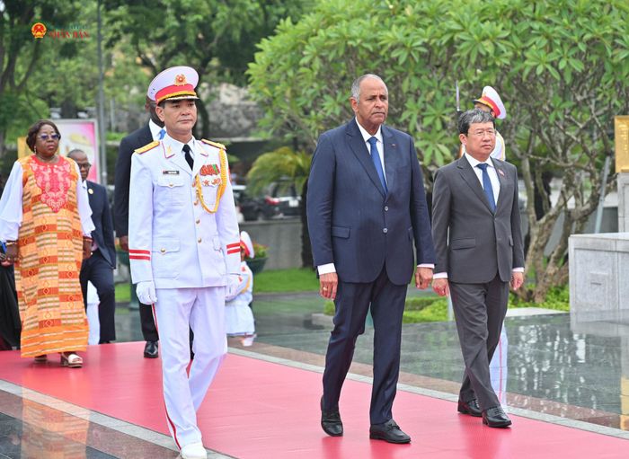 Chủ tịch Quốc hội Cộng hòa Bờ Biển Ngà Patrick Achi và Đoàn đại biểu cấp cao Quốc hội Cộng hòa Bờ Biển Ngà đặt vòng hoa tại Đài tưởng niệm các Anh hùng Liệt sĩ. Ảnh: Quang Khánh