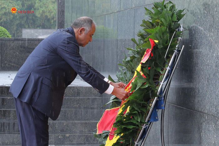 Chủ tịch Quốc hội Bờ Biển Ngà Patrick Achi viếng Lăng Chủ tịch Hồ Chí Minh. Ảnh: Hồ Long