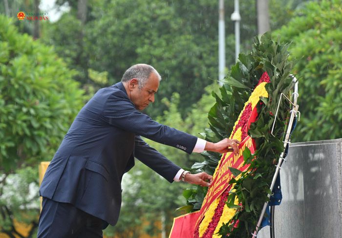 Chủ tịch Quốc hội Cộng hòa Bờ Biển Ngà Patrick Achi và Đoàn đại biểu cấp cao Quốc hội Cộng hòa Bờ Biển Ngà đặt vòng hoa tại Đài tưởng niệm các Anh hùng Liệt sĩ. Ảnh: Quang Khánh