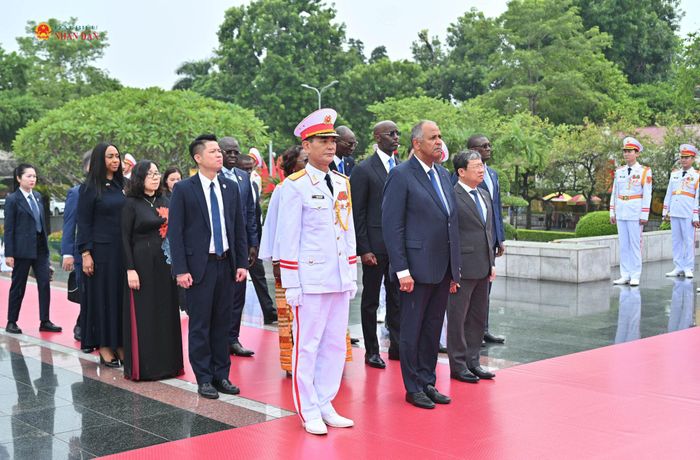 Chủ tịch Quốc hội Cộng hòa Bờ Biển Ngà Patrick Achi và Đoàn đại biểu cấp cao Quốc hội Cộng hòa Bờ Biển Ngà đặt vòng hoa tại Đài tưởng niệm các Anh hùng Liệt sĩ. Ảnh: Quang Khánh