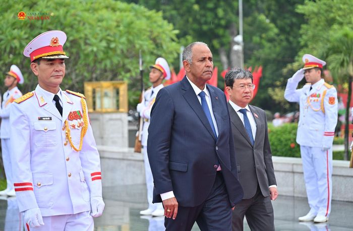 Chủ tịch Quốc hội Cộng hòa Bờ Biển Ngà Patrick Achi và Đoàn đại biểu cấp cao Quốc hội Cộng hòa Bờ Biển Ngà đặt vòng hoa tại Đài tưởng niệm các Anh hùng Liệt sĩ. Ảnh: Quang Khánh