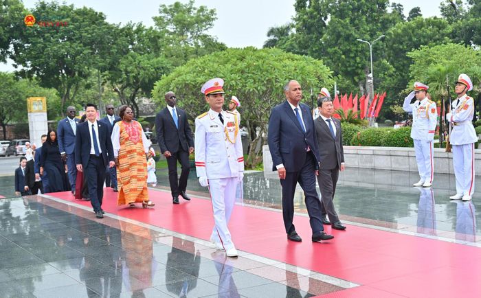 Chủ tịch Quốc hội Cộng hòa Bờ Biển Ngà Patrick Achi và Đoàn đại biểu cấp cao Quốc hội Cộng hòa Bờ Biển Ngà đặt vòng hoa tại Đài tưởng niệm các Anh hùng Liệt sĩ. Ảnh: Quang Khánh