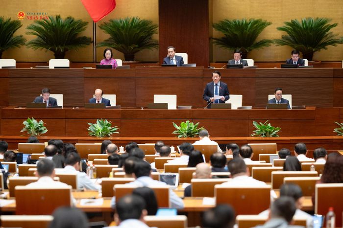 Bộ trưởng Bộ Công an, Đại tướng Lương Tam Quang báo cáo tiếp thu, giải trình ý kiến của Ủy ban Thường vụ Quốc hội và ý kiến của các đại biểu Quốc hội về hồ sơ dự án Nghị quyết. Ảnh: Phạm Thắng