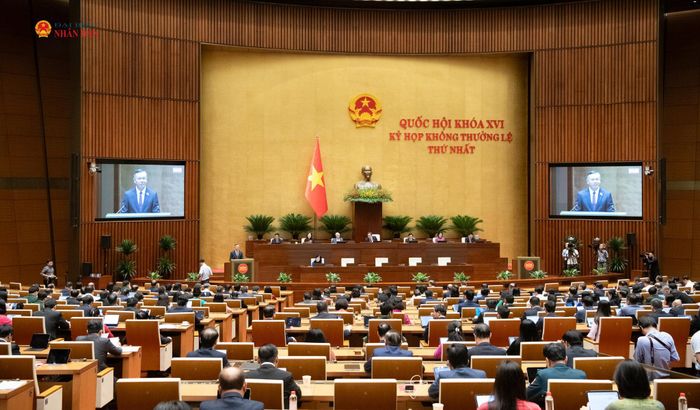 Bộ trưởng Bộ Tài chính Ngô Văn Tuấn trình bày Báo cáo giải trình, tiếp thu, chỉnh lý dự thảo Nghị quyết của Quốc hội về giảm thuế thu nhập cá nhân, thuế thu nhập doanh nghiệp đối với cá nhân và doanh nghiệp. Ảnh: Phạm Thắng