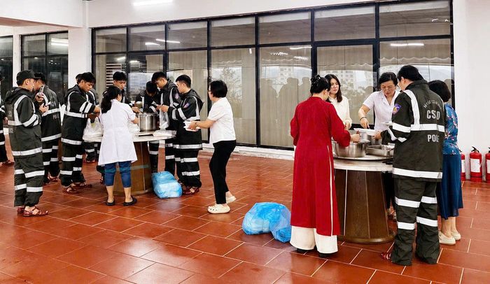 Phòng Cảnh sát cơ động, Công an tỉnh phối hợp với Phòng khám Đa khoa quốc tế Lạng Sơn tổ chức hỗ trợ các suất cơm cho người dân tại một số khu vực bị ngập, chia cắt trên địa bàn phường Lương Văn Tri. Ảnh: Thảo Anh