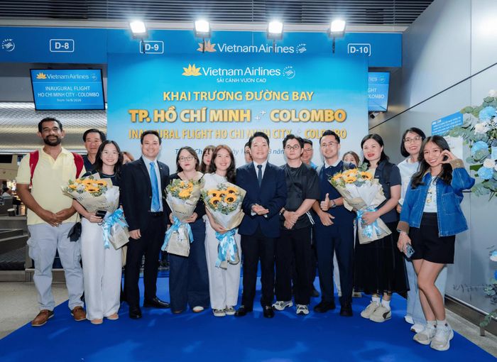 Đại diện của Vietnam Airlines cùng các lãnh đạo chụp ảnh cùng hành khách trong ngày khai trương đường bay TP. Hồ Chí Minh - Colombo tại sân bay Tân Sơn Nhất. Ảnh: VNA