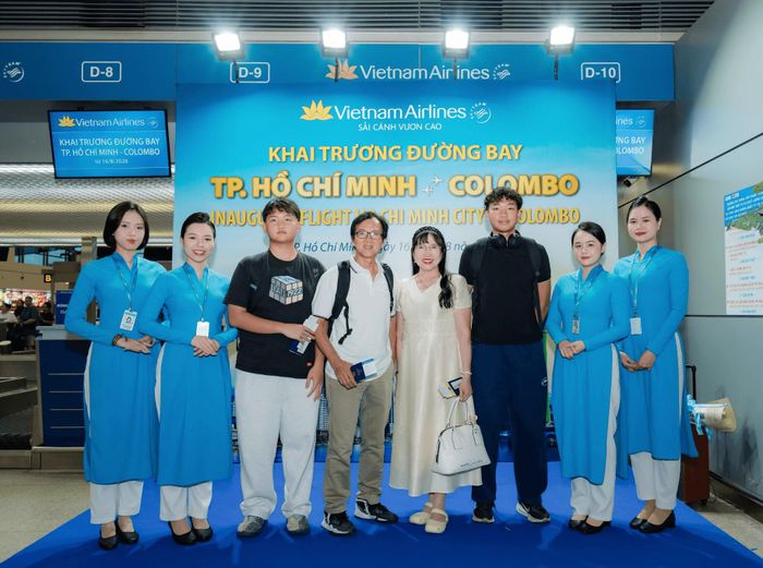 Hành khách chụp ảnh lưu niệm tại lễ khai trương đường bay TP. Hồ Chí Minh - Colombo. Ảnh: VNA