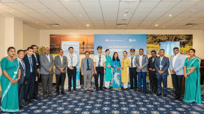 Đại diện Vietnam Airlines cùng lãnh đạo Sri Lanka trong ngày khai trương đường bay. Ảnh: VNA